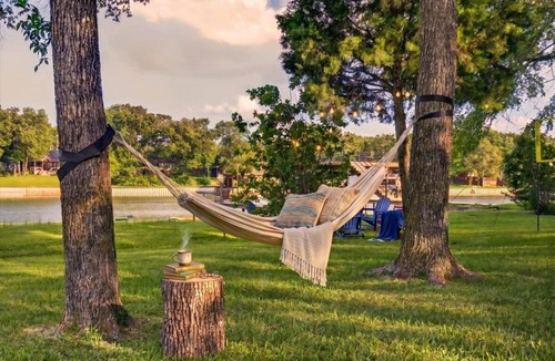 Enchanted Oaks House | Lakefront Retreat w Private Dock, Sandy Beachfront, Kayaks, Firepit & Lilypad