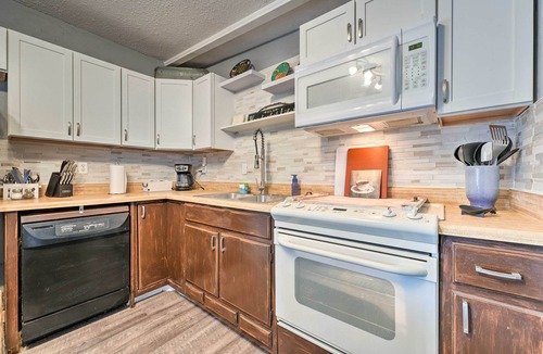 Myrtle House | Lakefront Vacation Rental w/Deck & 2 Docks!