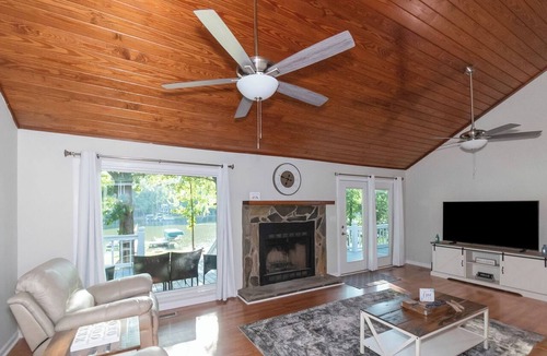 Lake Oconee House | Lakeside Escape on Lake Oconee | Private Dock | Kayaks | Renovated Home
