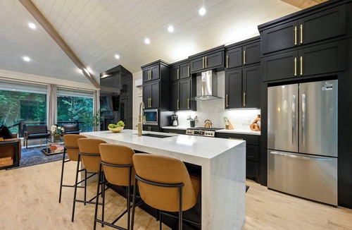 Octavia Cabin | Lakeside Hideaway l Lakefront Luxury on Broken Bow Lake l Hot Tub & Boat Access