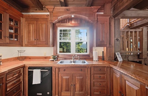 Spring City Cabin | Lakeside Lodge Retreat | Luxury Cabin on Watts Bar