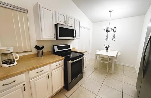 Indian Wells House | Lakeside Pool Home, Games close to Disney & Malls