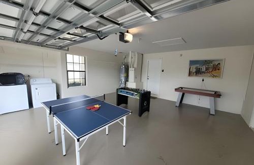 Indian Wells House | Lakeside Pool Home, Games close to Disney & Malls