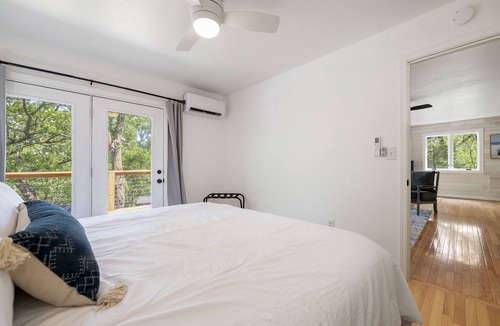 Garfield House | LAKEVIEW- Newly updated, minutes to marina