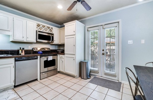 Lafayette House | LALALAND -2 master suites, king bed, comfort & location “No chores” at checkout