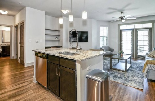 Crestline Heights Apartment | Landing at 4700 Colonnade - 1 Bedroom in Overton