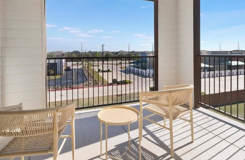 Katy Apartment | Landing | Beautiful 2BD, Pool, Gym