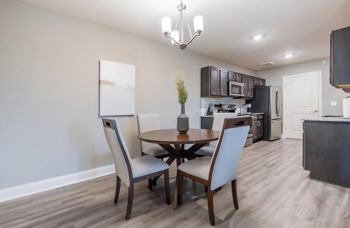 Cocoa Apartment | Landing | Beautiful 3BD, Pool, Gym