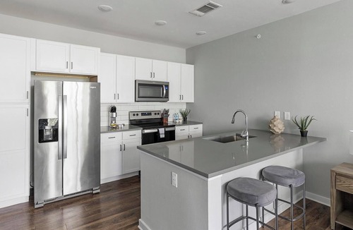 Madison Apartment | Landing | Chic 1BD, Pool, Gym