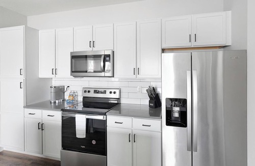 Madison Apartment | Landing | Chic 2BD, Pool, Gym