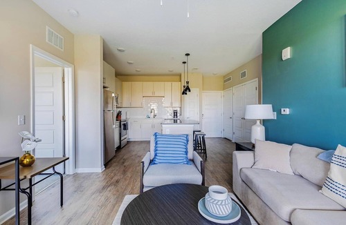 Kenton Apartment | Landing | Incredible 2BD, Gym, Pool