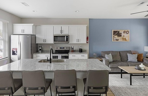 Madison Apartment | Landing | Incredible 2BD, Courtyard, Gym