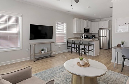 Huntsville Apartment | Landing | Modern 1BD, Courtyard, Gym