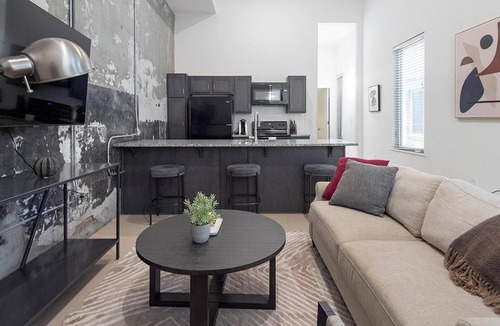 Downtown Memphis Apartment | Landing | Modern 1BD, Courtyard, Gym
