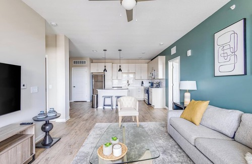 Kenton Apartment | Landing | Modern 2BD, Pool, Gym