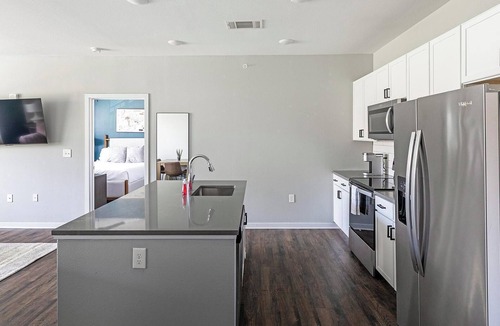 Madison Apartment | Landing | Modern 2BD, Pool, Gym