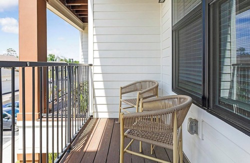 Madison Apartment | Landing | Modern 2BD, Pool, Gym