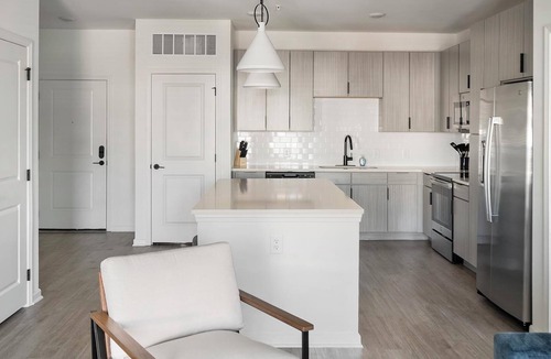 Ono Island Apartment | Landing | Modern 2BD, Yoga Studio, Gym
