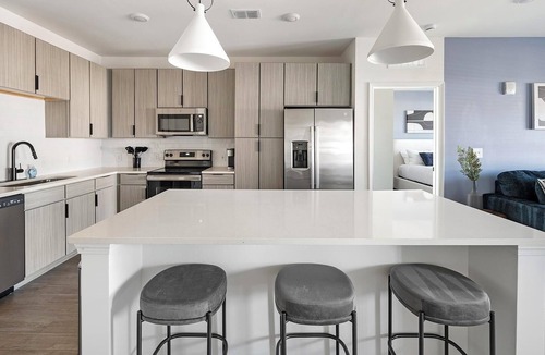 Ono Island Apartment | Landing | Modern 2BD, Yoga Studio, Gym