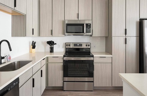 Ono Island Apartment | Landing | Modern 2BD, Yoga Studio, Clubhouse