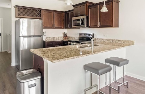 Bloomingdale Apartment | Landing | Spectacular 2BD, Gym, Pool