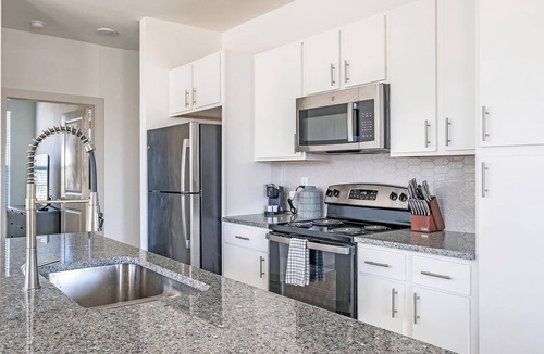 Waller Apartment | Landing | Spectacular 3BD, Pool, Gym