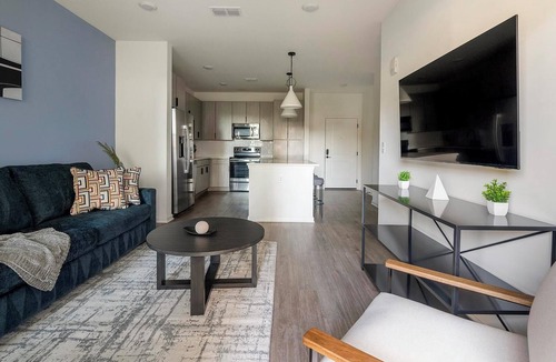 Ono Island Apartment | Landing | Stunning 1BD, Pool, Gym