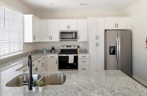 Madison Apartment | Landing | Stunning 2BD, Gym, Courtyard