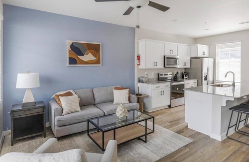 Madison Apartment | Landing | Stunning 2BD, Pool, Courtyard