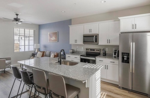 Madison Apartment | Landing | Stunning 2BD, Pool, Courtyard