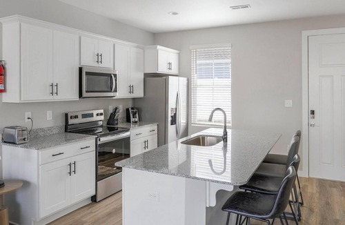 Madison Apartment | Landing | Stunning 2BD, Pool, Courtyard