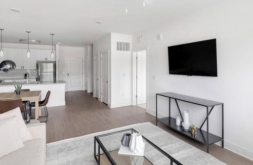 Athens Apartment | Landing | Stunning 2BD, Yoga Studio, Pool