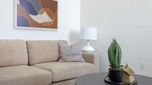 Waller Apartment | Landing Stunning 3BD Pool Gym