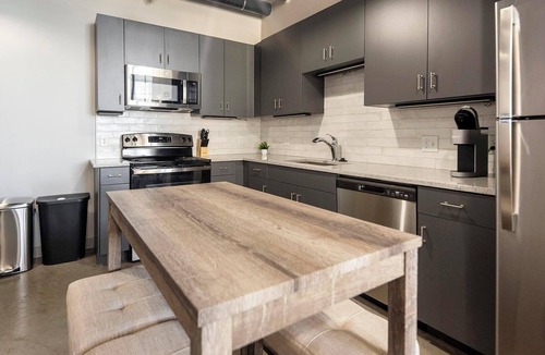Uptown Apartment | Landing | Stylish 2BD in Uptown