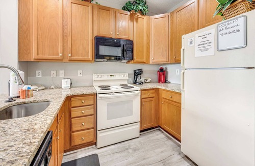 Red Hill Condo | Large 3BR Private Condo,Pool,Tennis,Great Location