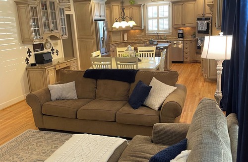 Martinez House | Large 5Bed 4Bath 4.3 Miles from Magnolia Lane