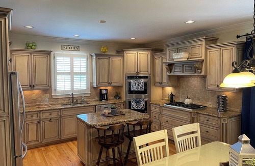 Martinez House | Large 5Bed 4Bath 4.3 Miles from Magnolia Lane