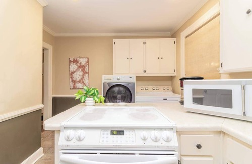 Columbus House | Large BnB with Pool! The White House & Cottage