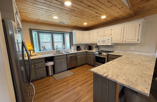 Sky Valley Cabin | Large Resort Cabin with Breathtaking Mountain Views + Firepit