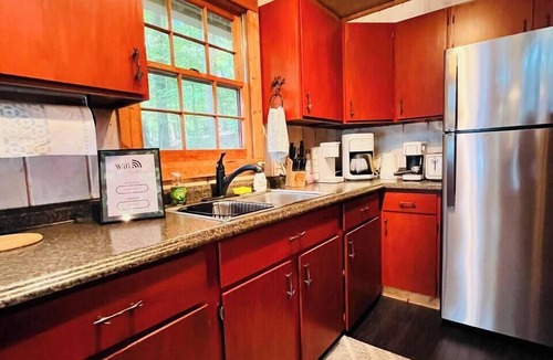 Helen Cabin | Lazy Bear Treehouse Pet Friendly & Min to Helen!