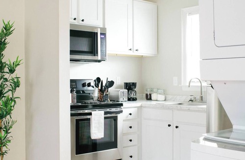 Montgomery Apartment | Leave the day behind. Walk downtown. Wake up feeling at home.