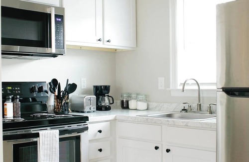 Montgomery Apartment | Leave the day behind. Walk downtown. Wake up feeling at home.
