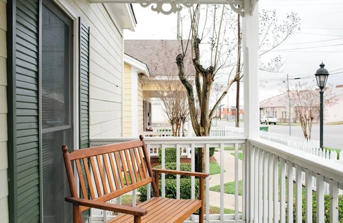 Montgomery Apartment | Leave the day behind. Walk downtown. Wake up feeling at home.