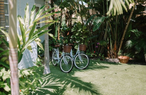 West Palm Beach Cottage | Lemon Loft: Palm Beach-style paradise, shared pool