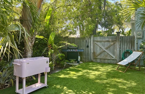 West Palm Beach Cottage | Lemon Loft: Palm Beach-style paradise, shared pool