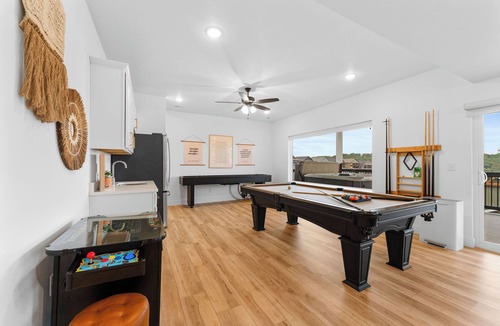 Indian Point Cabin | Light + Bright .1.7 MI TO SDC. Game room, Hot tub!