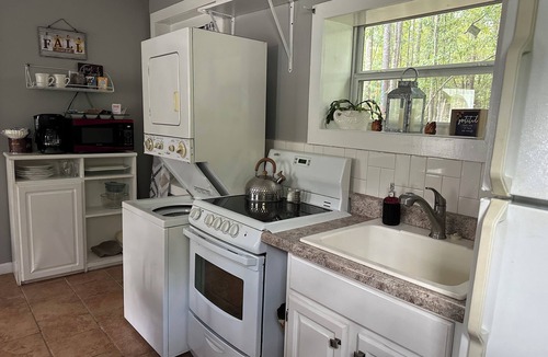 Butts County Cottage | Little Southern Charm in tranquil Flovilla with AC, WiFi
