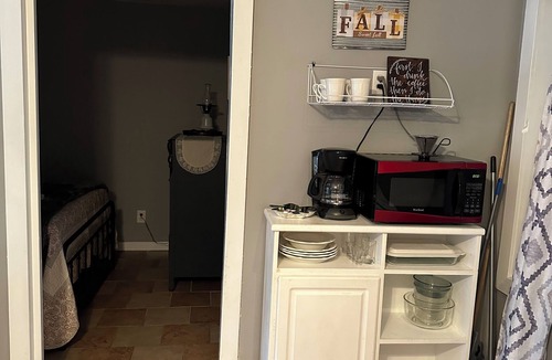 Butts County Cottage | Little Southern Charm in tranquil Flovilla with AC, WiFi