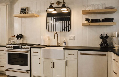 Highlands Ski Chalet | Live-in Art Gallery in Downtown Highlands/Walk to Main Street/Mountain Views