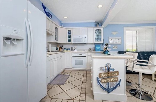 Englewood Condo | Location can’t be beat! Sit back, relax and enjoy the view !